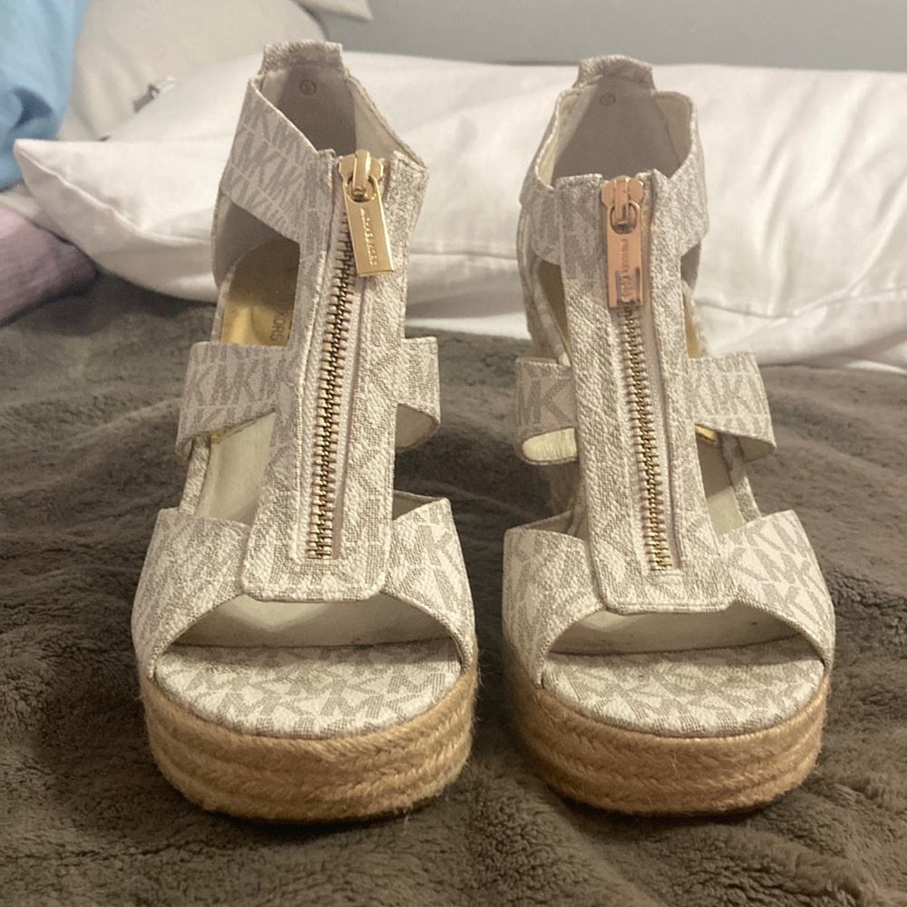 Michael Kors t strap sandles